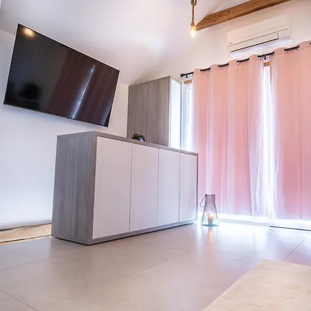Hill Stars House Straza