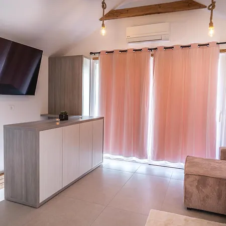 Hill Stars House Straza