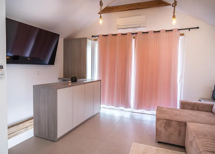 Hill Stars House Straza